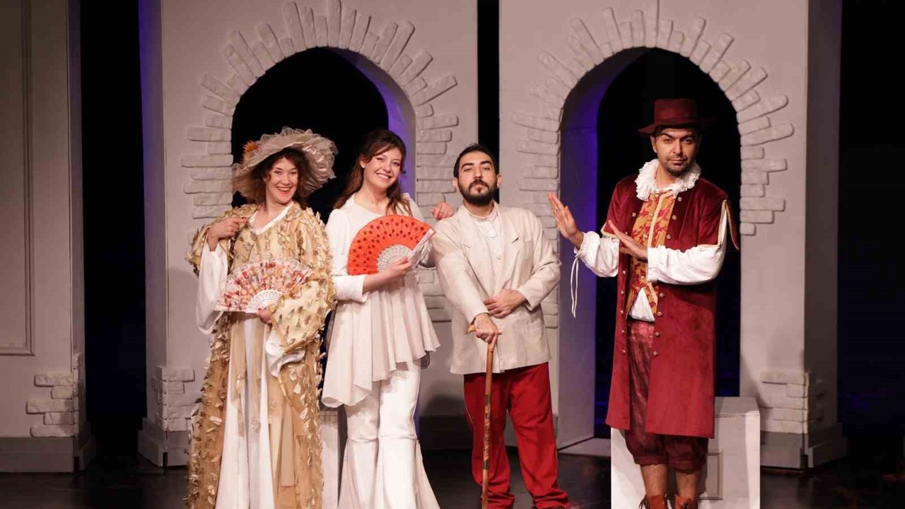 Merkezefendi Kent Tiyatrosu yeni oyunu ‘Biz Aşık Değiliz’ ile sahnede
