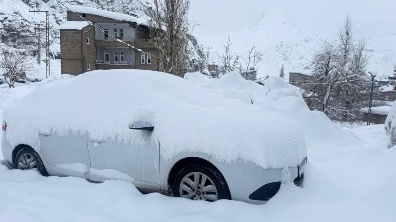 Hakkari’de 210 yerleşim yerinin yolu kapandı
