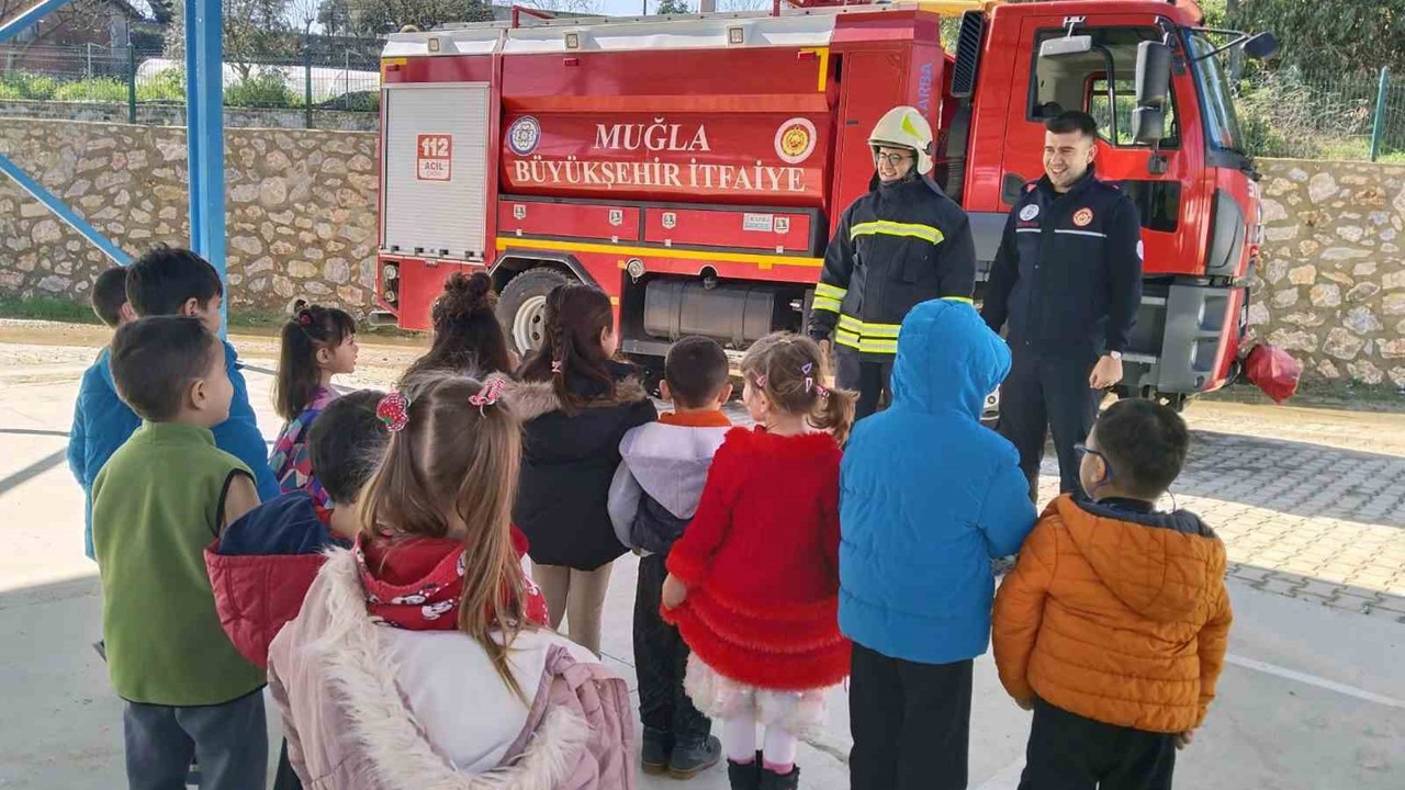 Miniklere yangın güvenliği eğitimi
