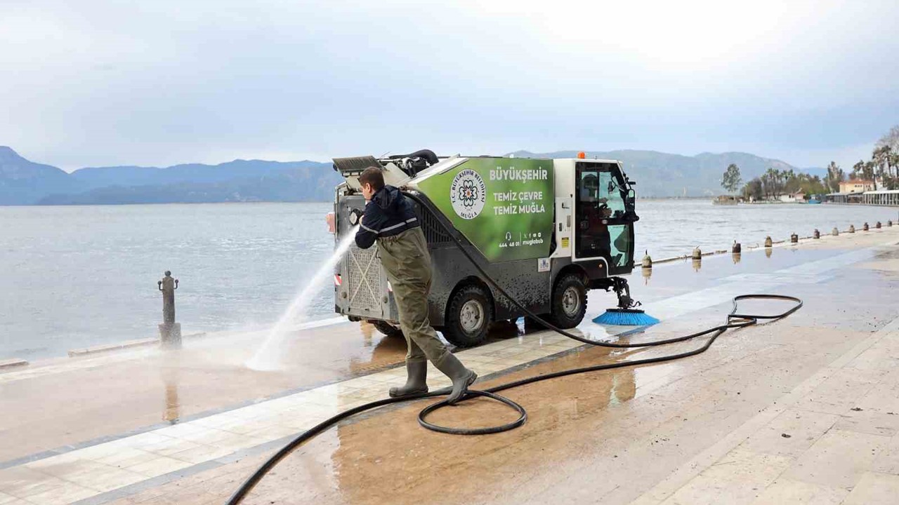 Köyceğiz gölünde sular çekildi, temizlik başladı
