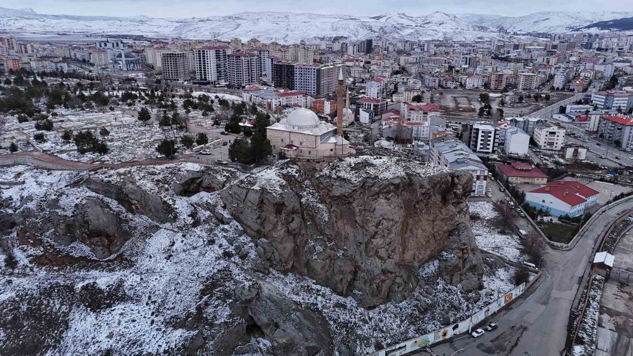 Uçurumun kıyısındaki türbede Ramazan yoğunluğu yaşanıyor
