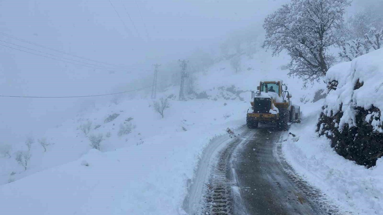 Batman’da 115 yerleşim yerinin yolu kardan kapandı
