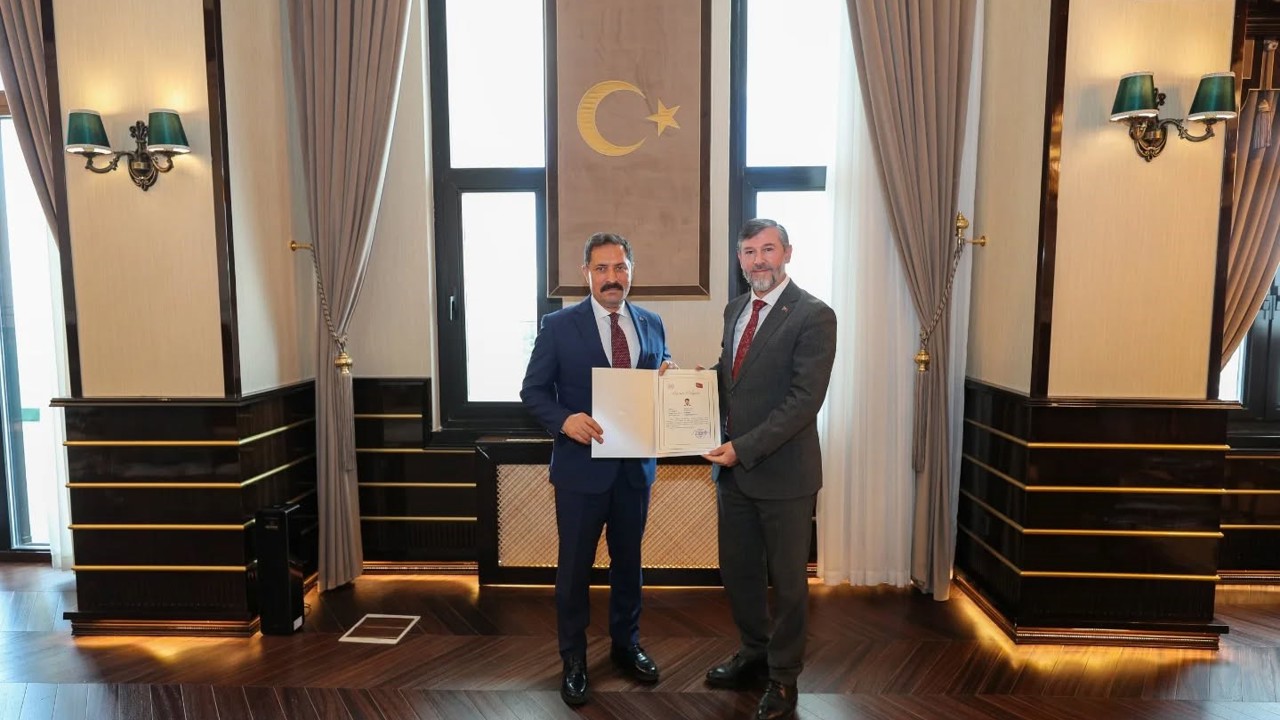 Vali Masatlı, Müftü Topçu’ya başarı belgesi verdi
