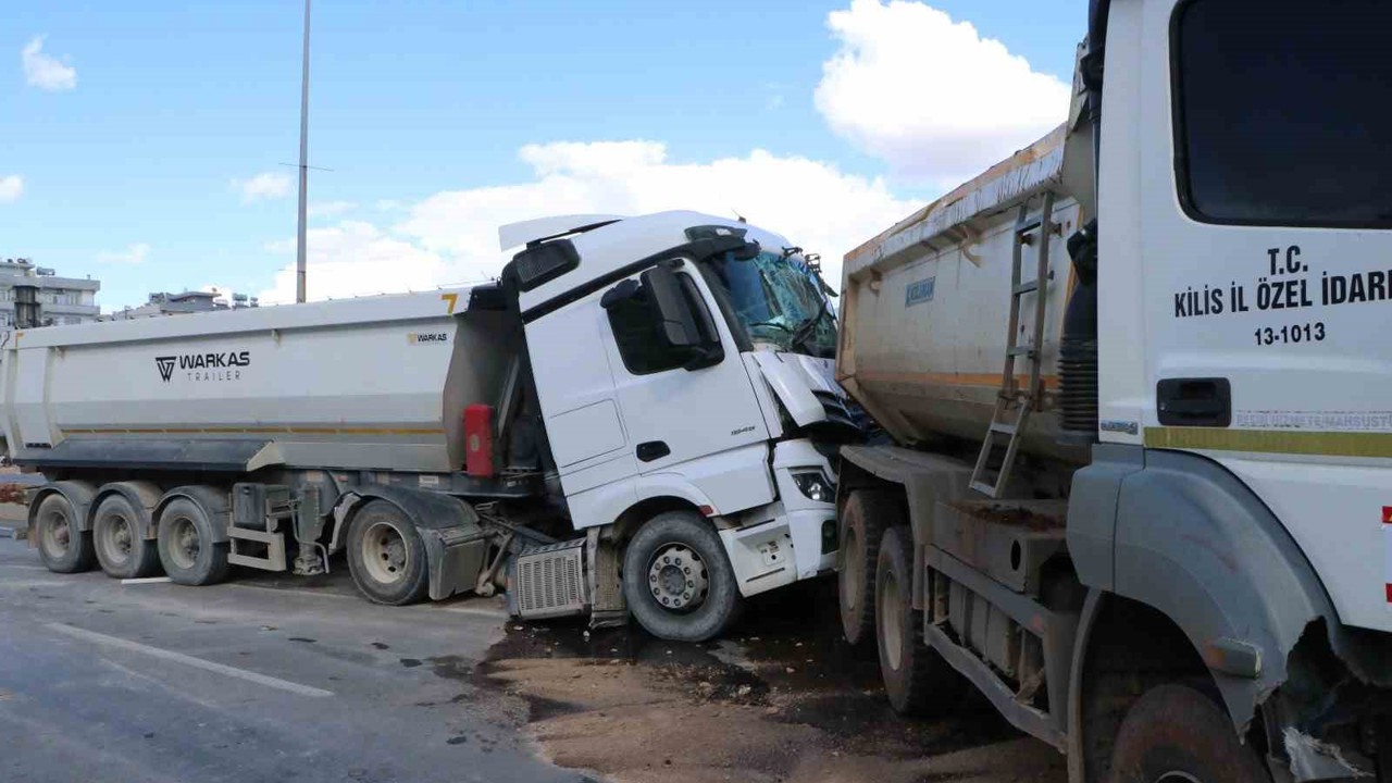 Hafriyat kamyonları çarpıştı: 1 yaralı
