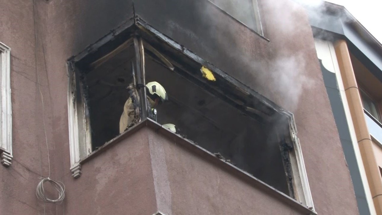 Esenler’de 4 katlı binada yangın paniği: Küle dönenen daire kullanılamaz hale geldi
