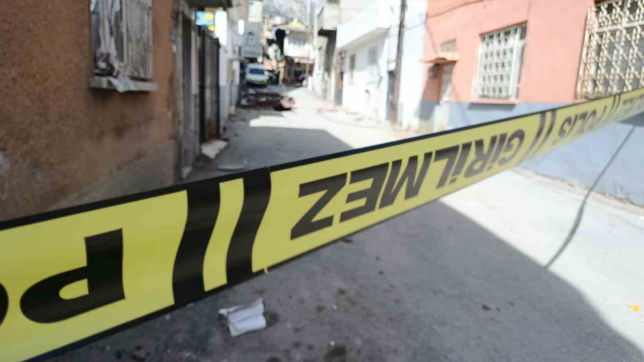 Kahramanmaraş’ta fırtına çatıları uçurdu
