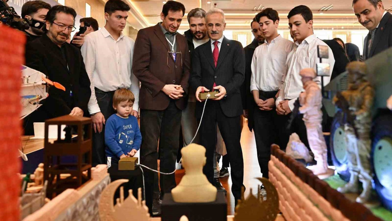 Bakan Uraloğlu: "Çocuklarımız dijital platformlarda olması gerektiği kadar olacaklar"
