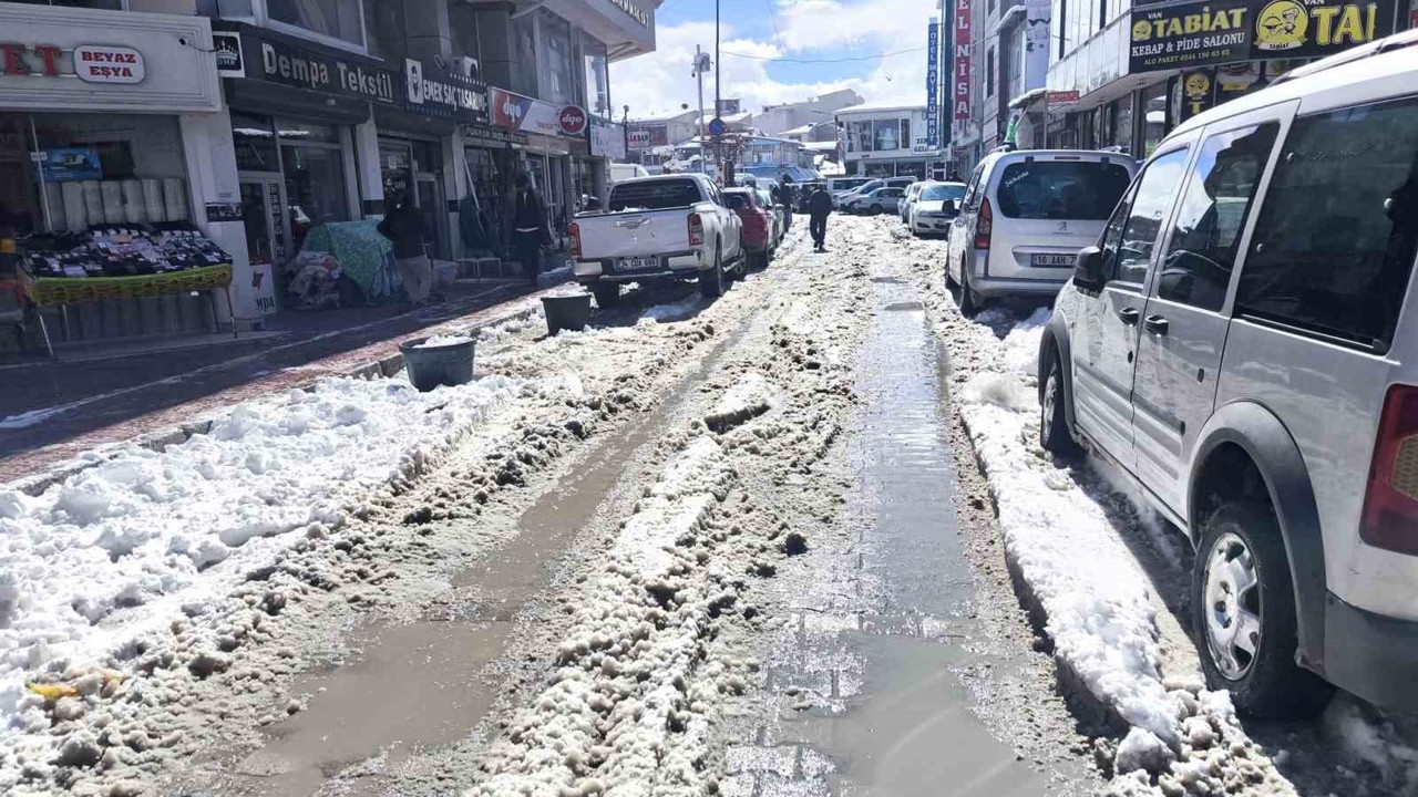 Van’da esnaf ve vatandaşlardan "altyapı ve temizlik" tepkisi
