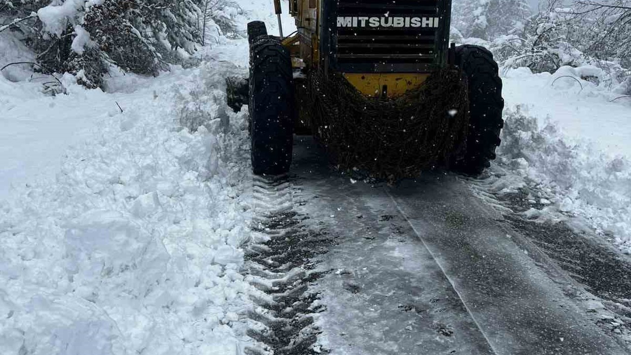 Bartın’da karla mücadele çalışmaları devam ediyor
