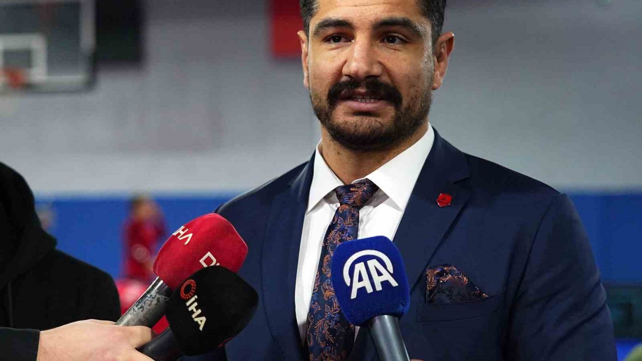 Mesut Özil’den Güreş Milli Takımı’na ziyaret
