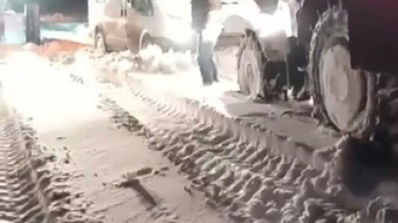 Kars’ta minibüs kara saplandı, mahsur kalan vatandaşlar kurtarıldı
