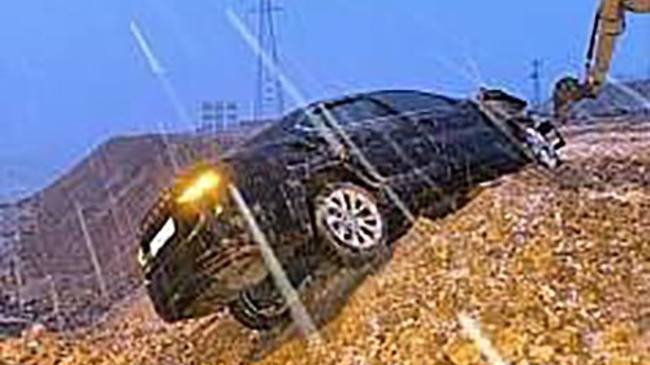 Siirt’te otomobil yol kenarına savruldu, sürücü yaralandı
