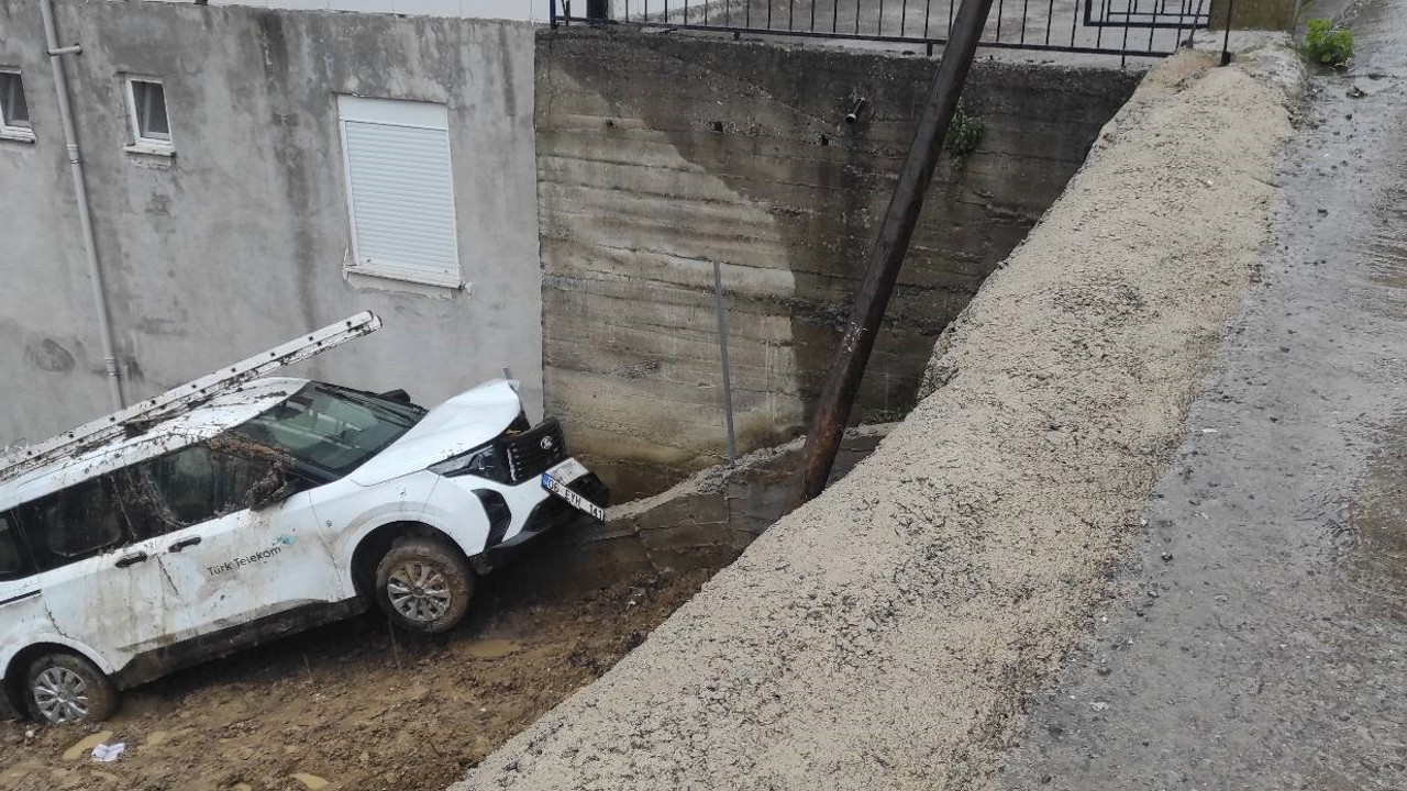 Yoldan çıkan otomobil tarlaya girdi

