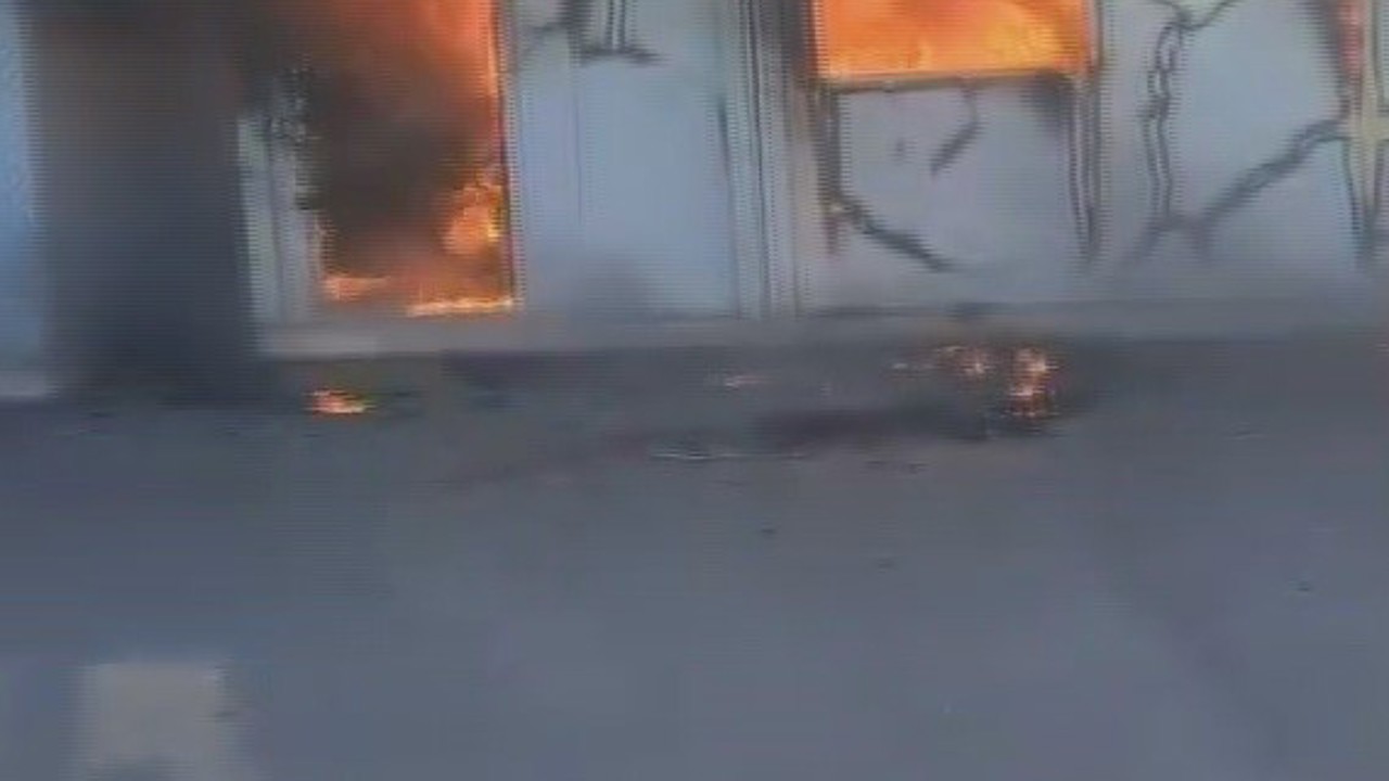 Alevlere teslim olan boş konteyner kullanılamaz hale geldi
