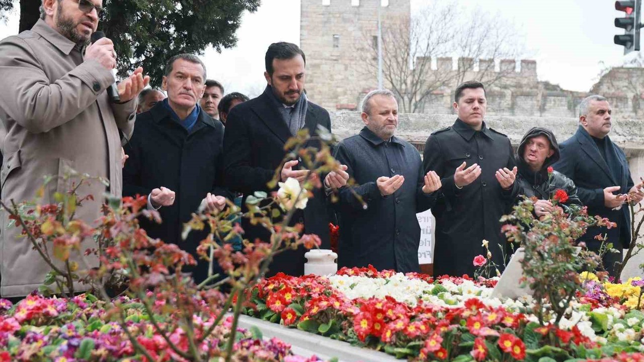 Eski Başbakan Necmettin Erbakan’ı kabri başında anıldı
