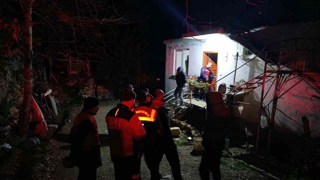 Kayıp olarak aranan yaşlı adam, 12 saat sonra bitkin halde ormanda yatarken bulundu
