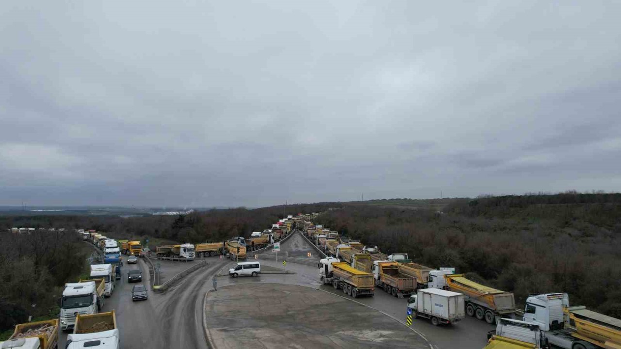 Arnavutköy’de döküm sahası yolunda kilometrelerce hafriyat kuyruğu
