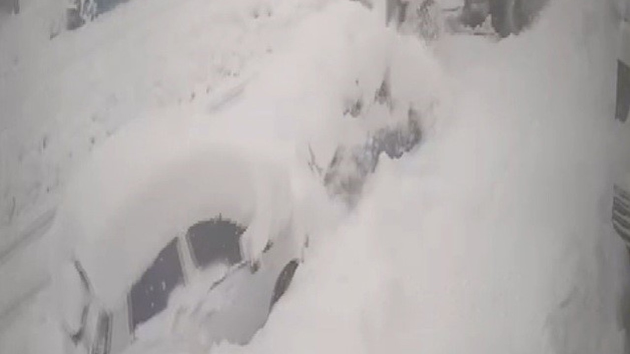 Yoldaki karı temizleyen iş makinası kardan kaybolan otomobile çarptı
