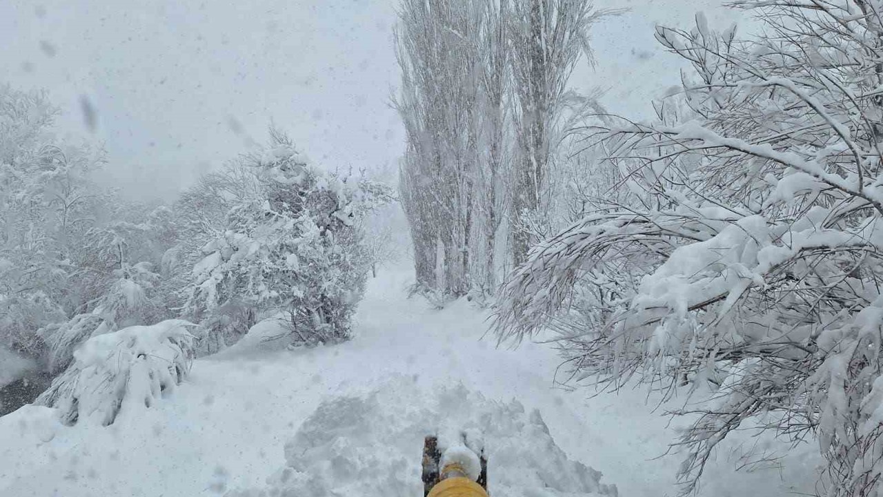 Siirt’te karla kaplı yollar ulaşıma açıldı
