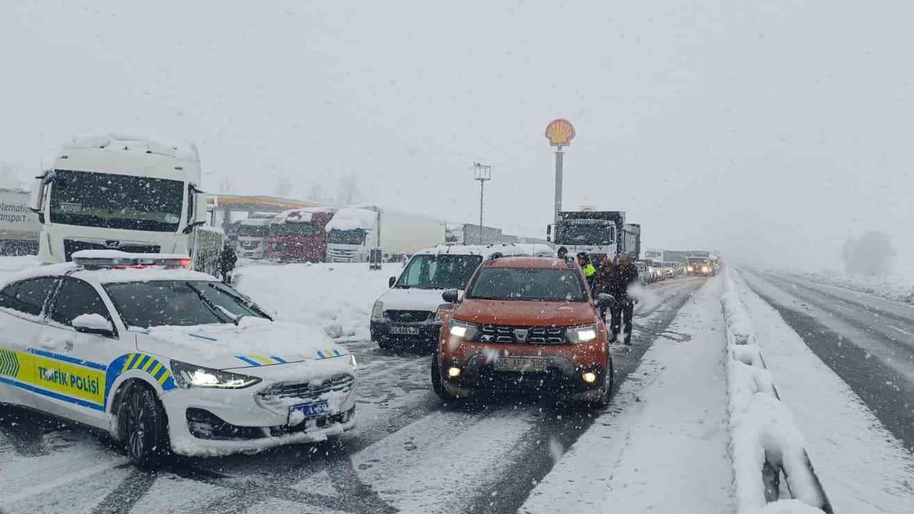 Kar ve tipi ulaşımı aksatıyor
