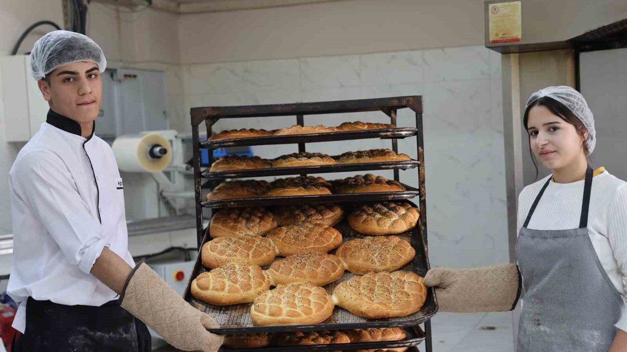 Diyarbakır’da öğrenci ve öğretmenlerin çıkardığı pideler ihtiyaç sahiplerine ulaştırılıyor
