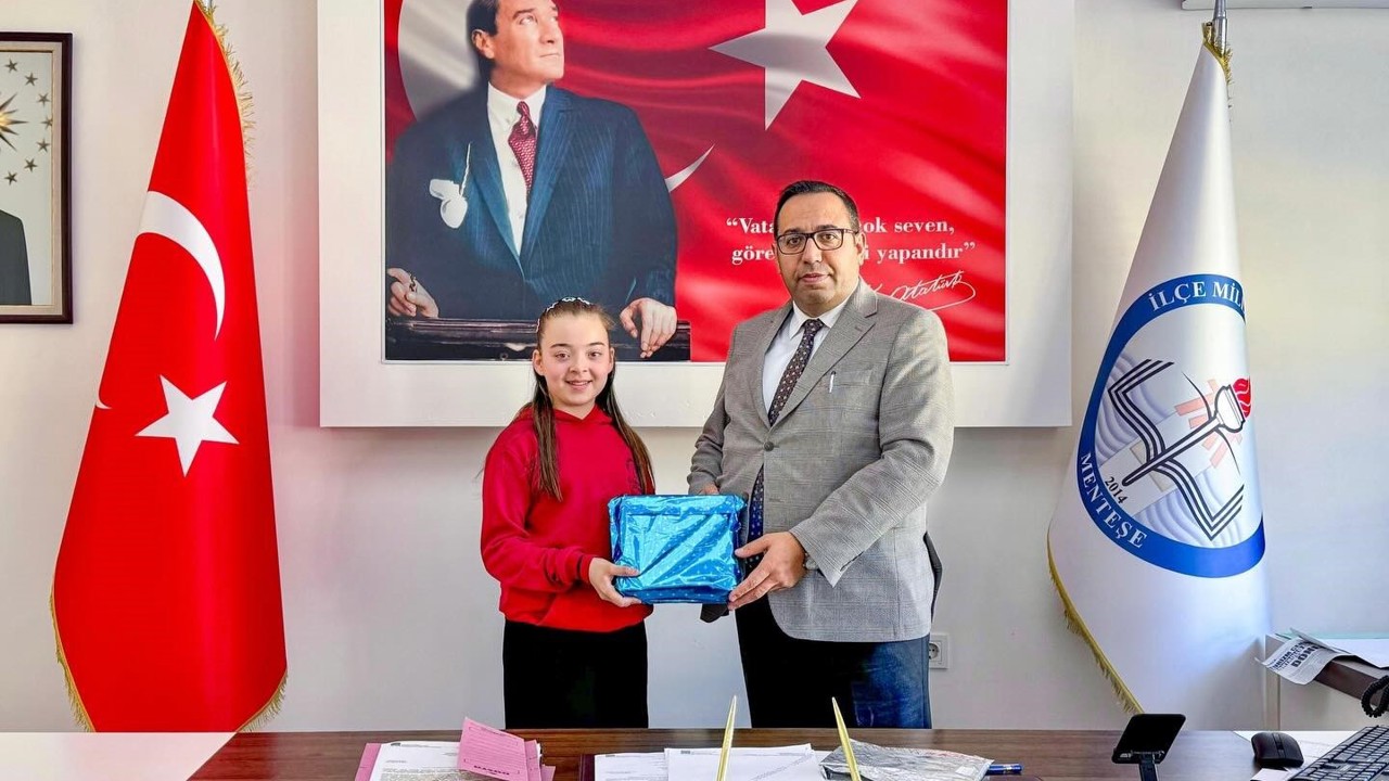 Menteşeli Azra İstiklal Marşı okuma yarışmasında Türkiye birincisi oldu
