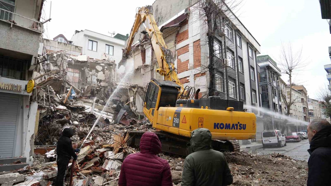 Kepçe komşu eve girdi, genç kız çığlık atarak yardım istedi
