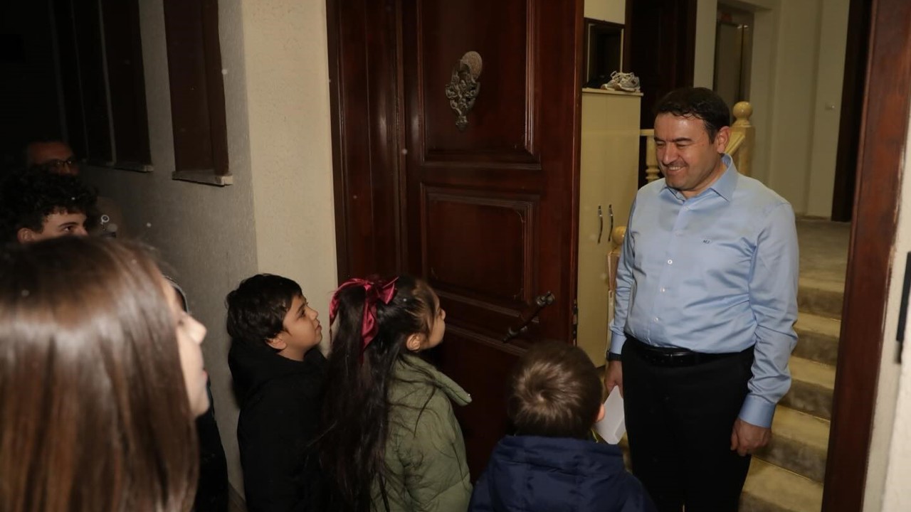 Çocuklar Vali Işın’a "Küpecik" yaptı
