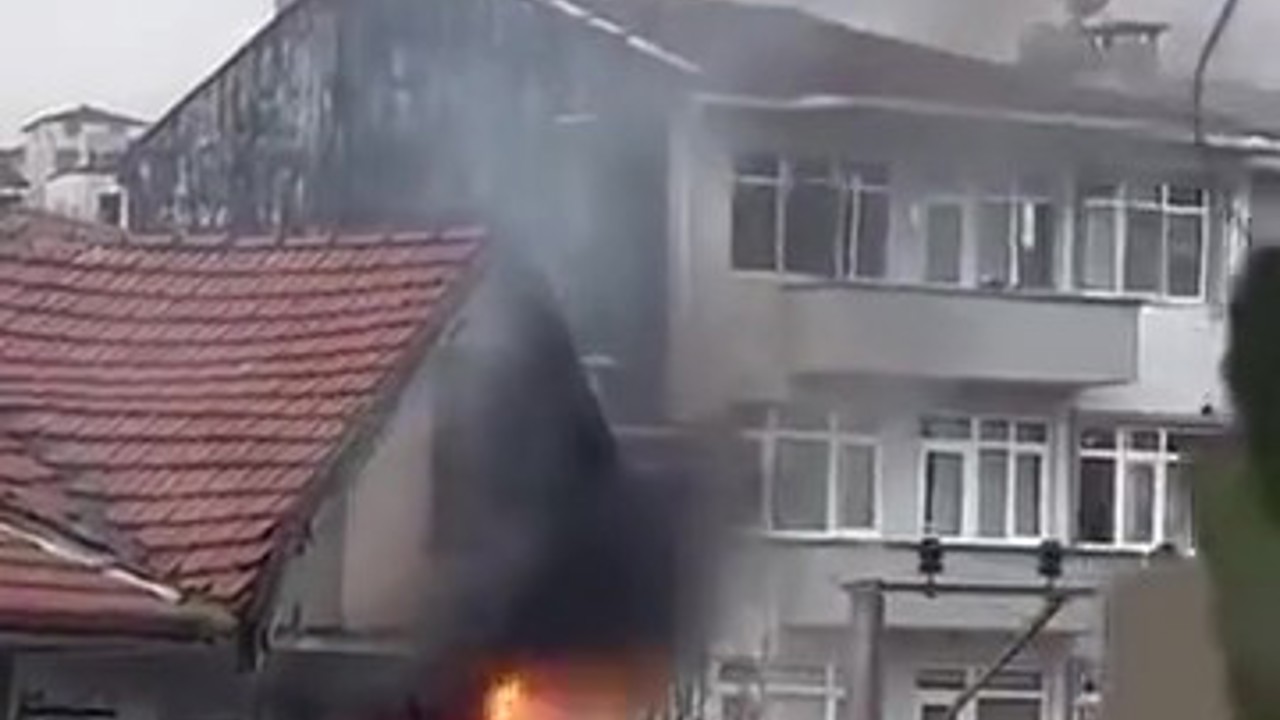Evde çıkan yangında elektrik kabloları patladı
