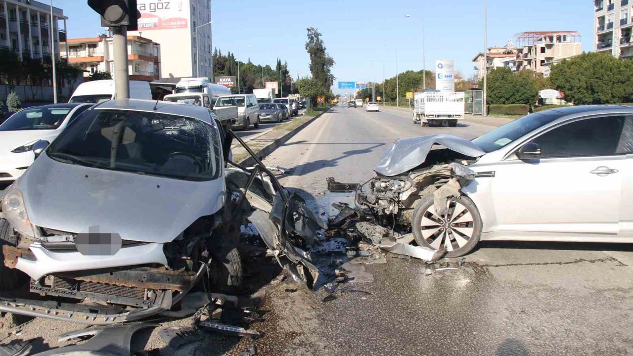 Serik’te iki otomobil çarpıştı:2 yaralı
