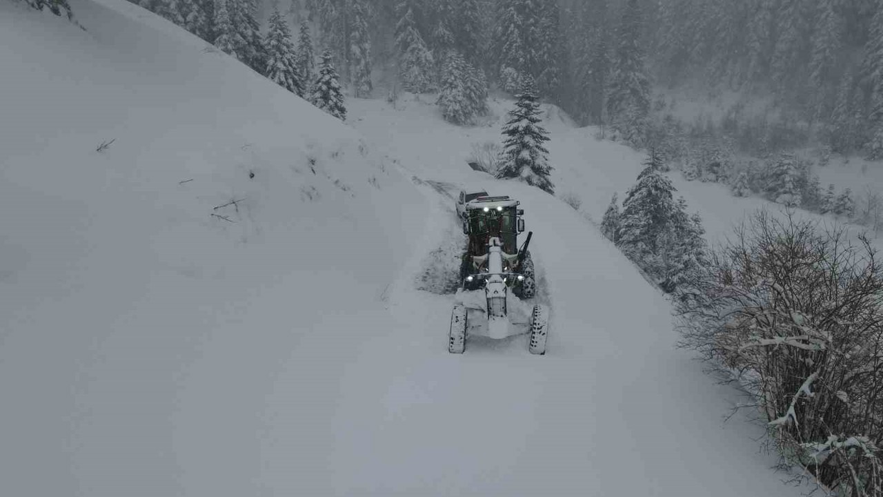 Kastamonu’da köy yollarında karla mücadelesi yeniden başladı
