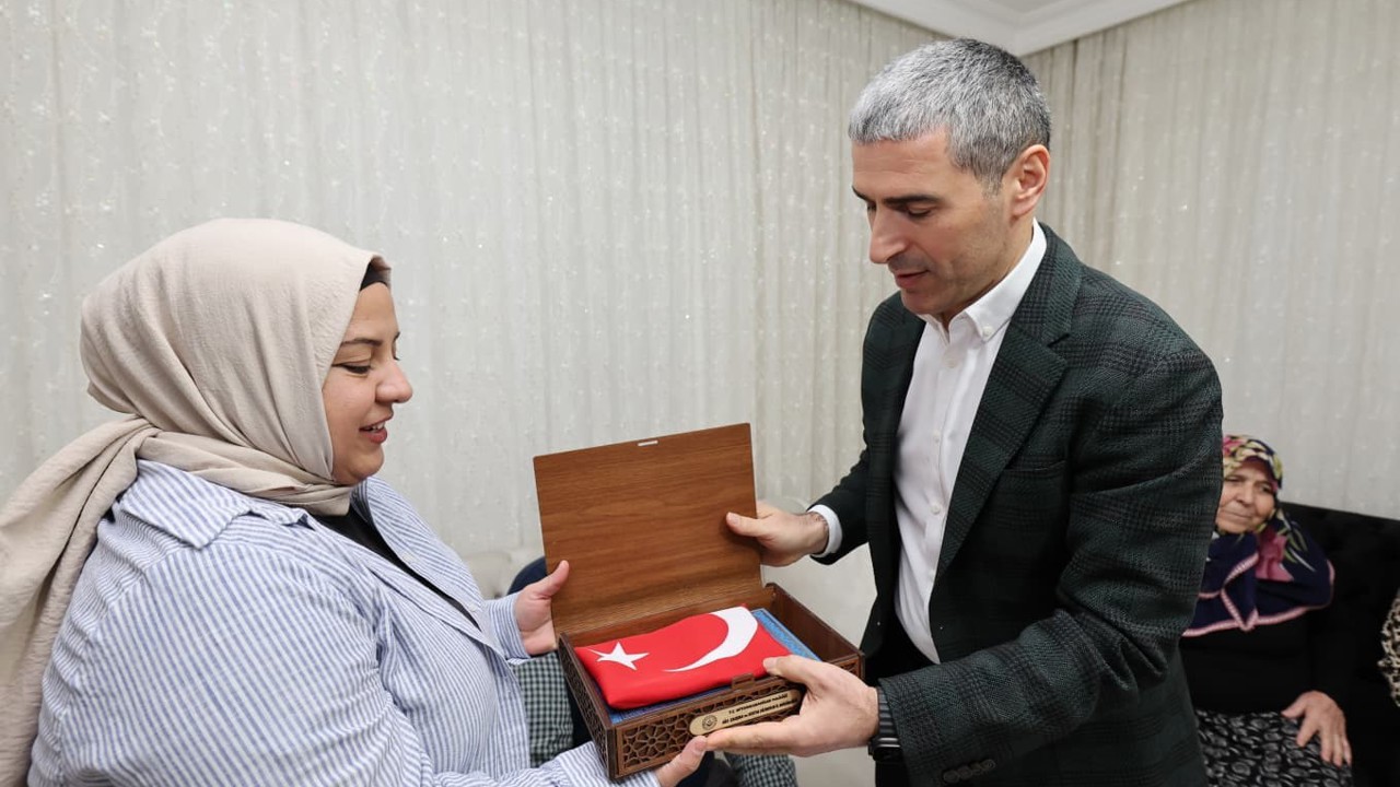 Vali görevinin ilk gününde iftarını şehit ailesinin evinde yaptı
