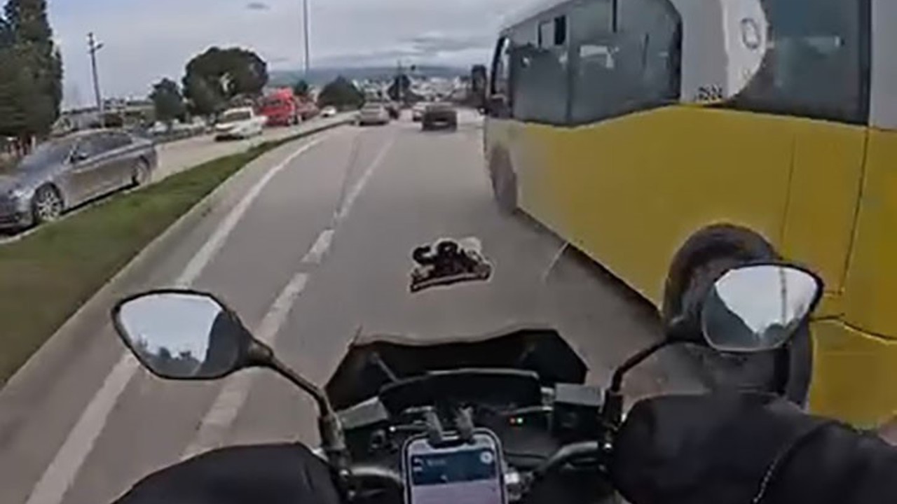 Bursa’da otobüs motosikletlinin önüne kırdı
