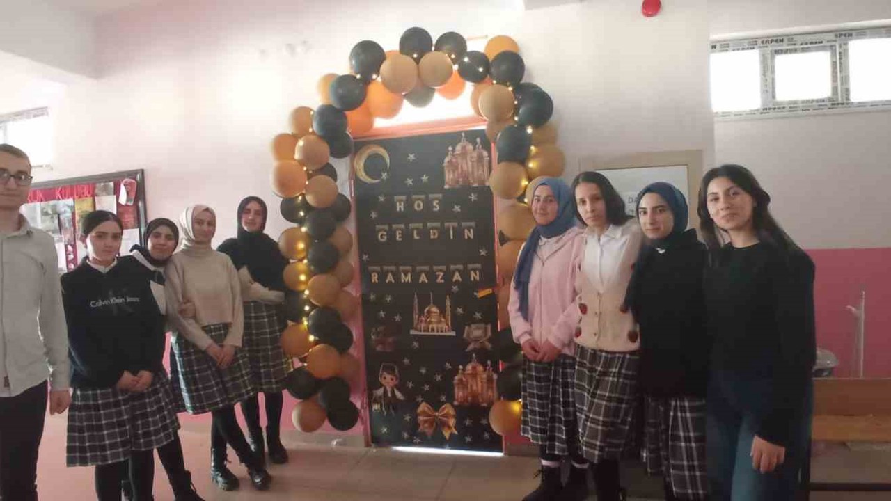 Muradiye’de Ramazan coşkusu kapılara yansıdı
