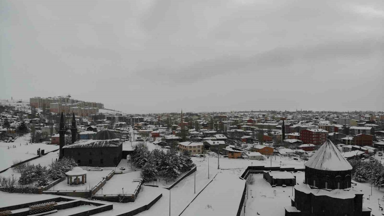 Kars beyaza hapsoldu: Yarım asırlık kar rekoru kırıldı
