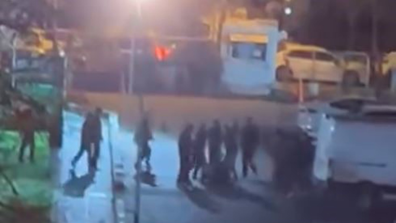 Beyoğlu’nda iki grup tekme tokat birbirine girdi
