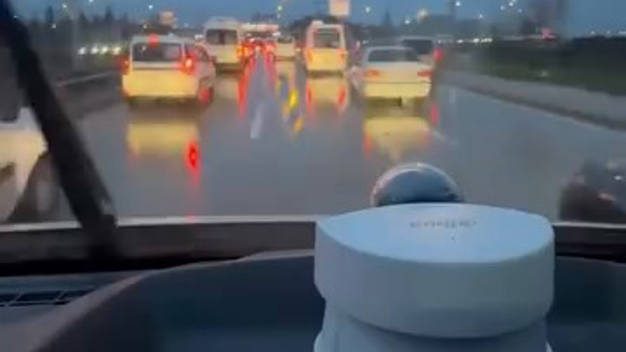 Bursa’da göz dolduran anlar, onlarca sürücü yol verdi
