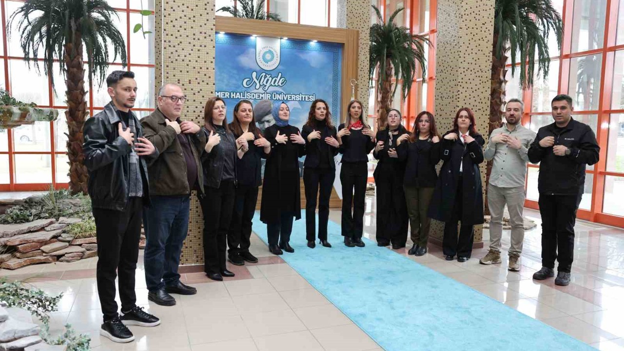 İşitme engelli öğrencilerin hayatlarını kolaylaştırmak için işaret dili öğreniyorlar
