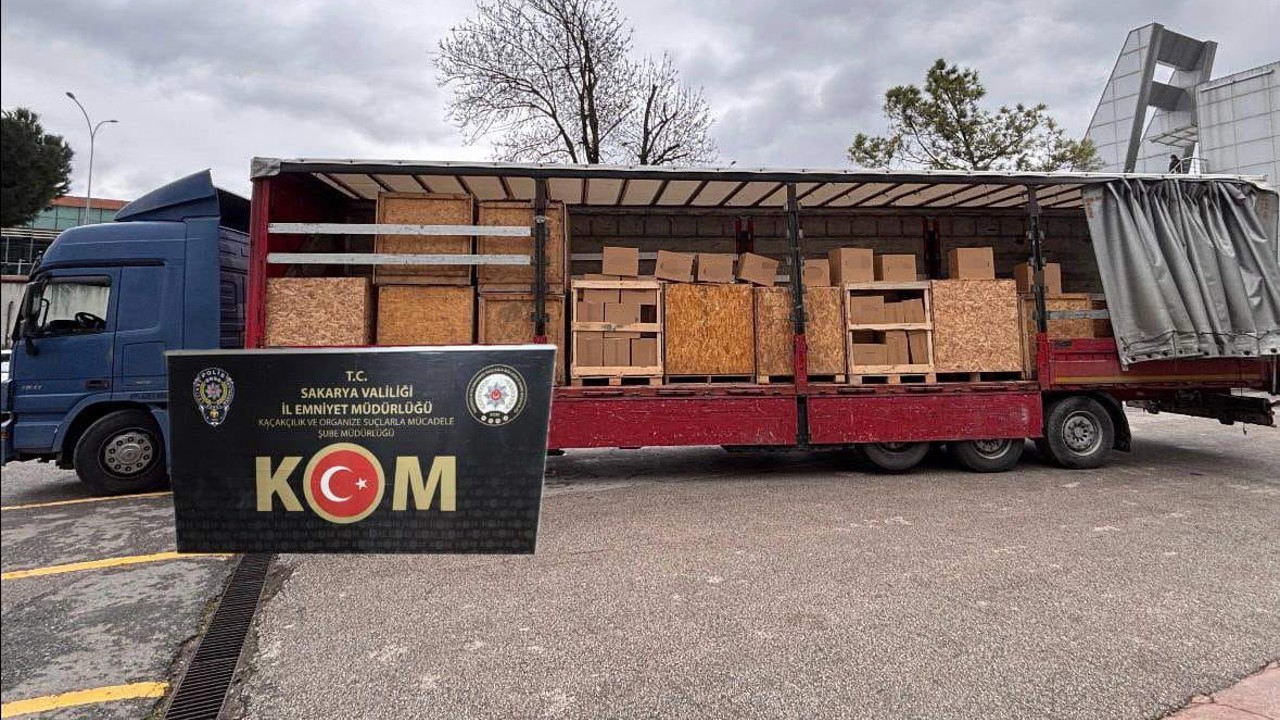 Otoyolda durdurulan tırdan 3 milyon 600 adet boş makaron yakalandı
