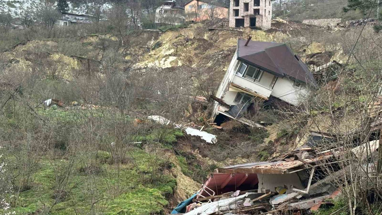 Ordu’da heyelan: Evler yıkıldı, yol çöktü

