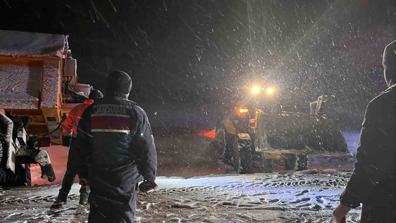 Karda mahsur kalan araçların imdadına Jandarma ekipleri yetişti
