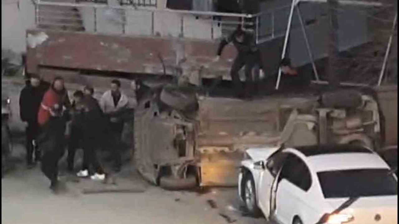 İki otomobil çarpıştı: 3 yaralı
