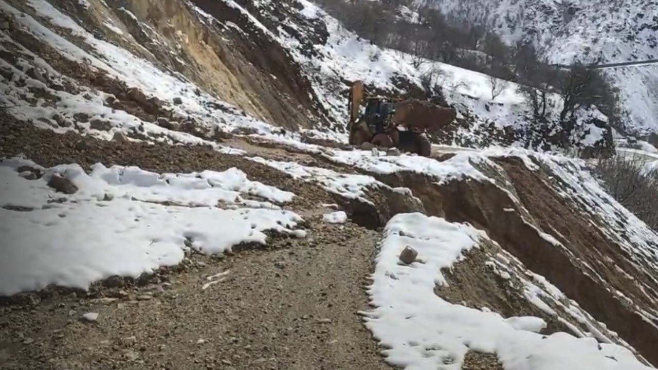 Çüngüş’te heyelan sonucu kapanan yol ulaşıma açıldı
