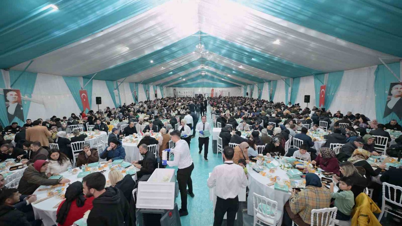 Mustafa Varank ve Can Aksoy, gönül sofrasında Esenyurtlularla bir araya geldi
