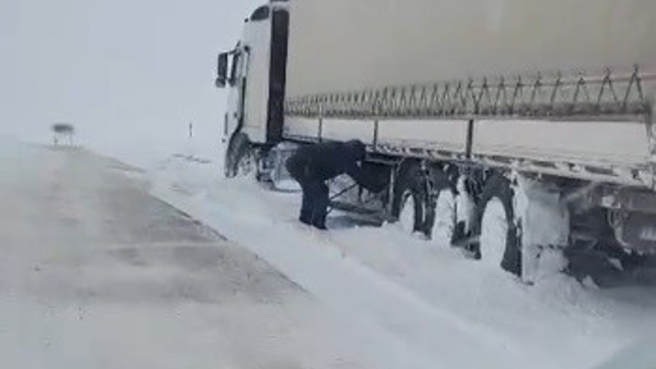 Kars’ta kar, kazaları beraberinde getirdi
