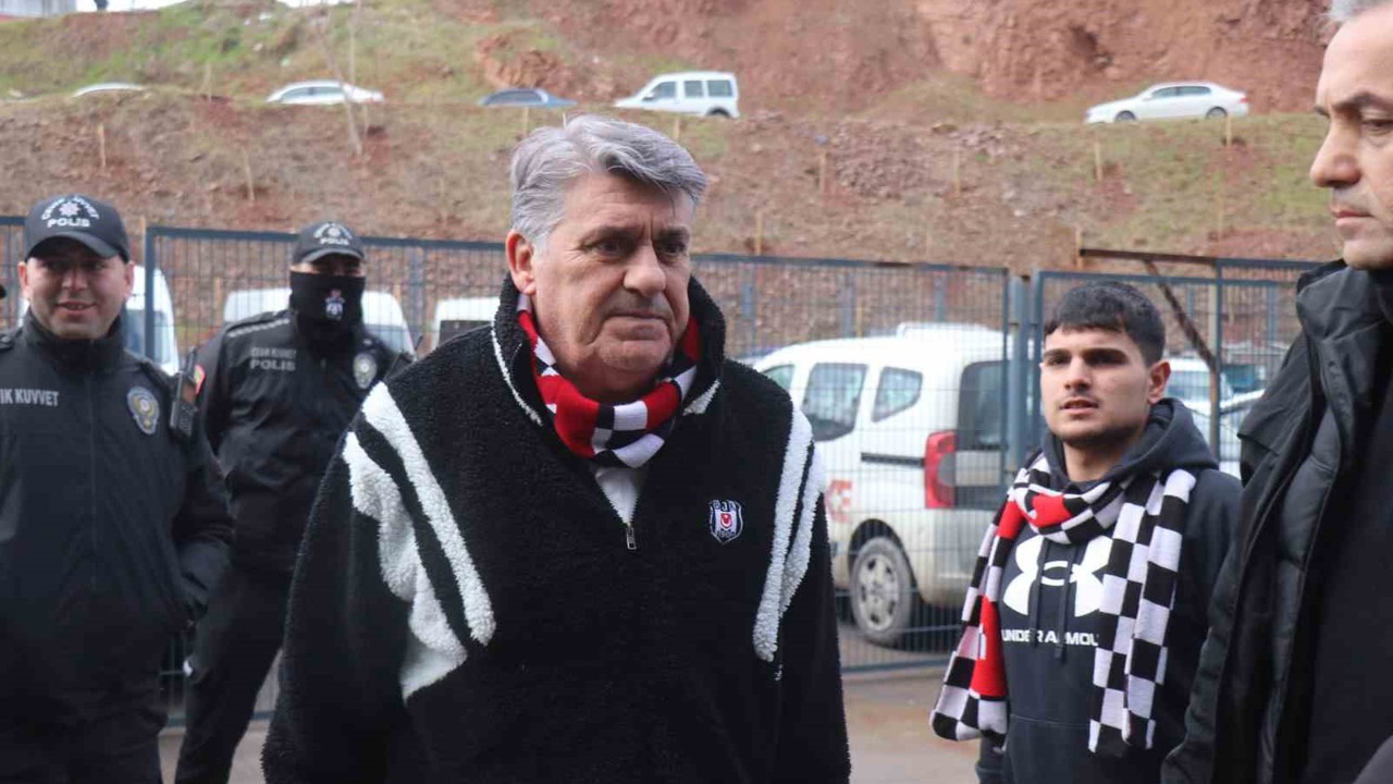 Serdar Adalı taraftarla birlikte maça geldi
