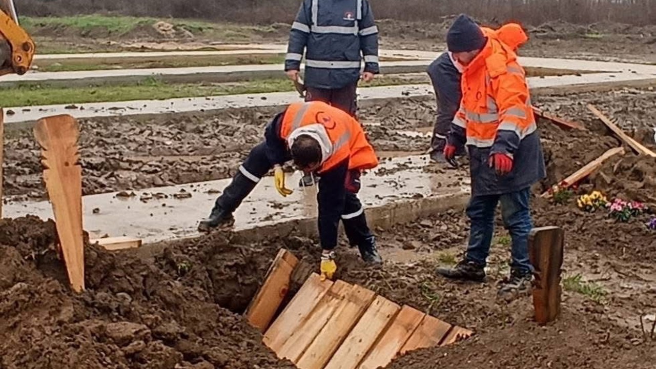 Vefat eden kaçak göçmenler Düzce’de defnedildi
