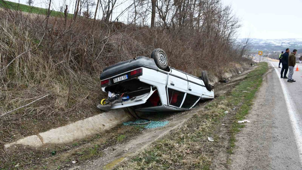 Yoldan çıkan otomobil ters döndü
