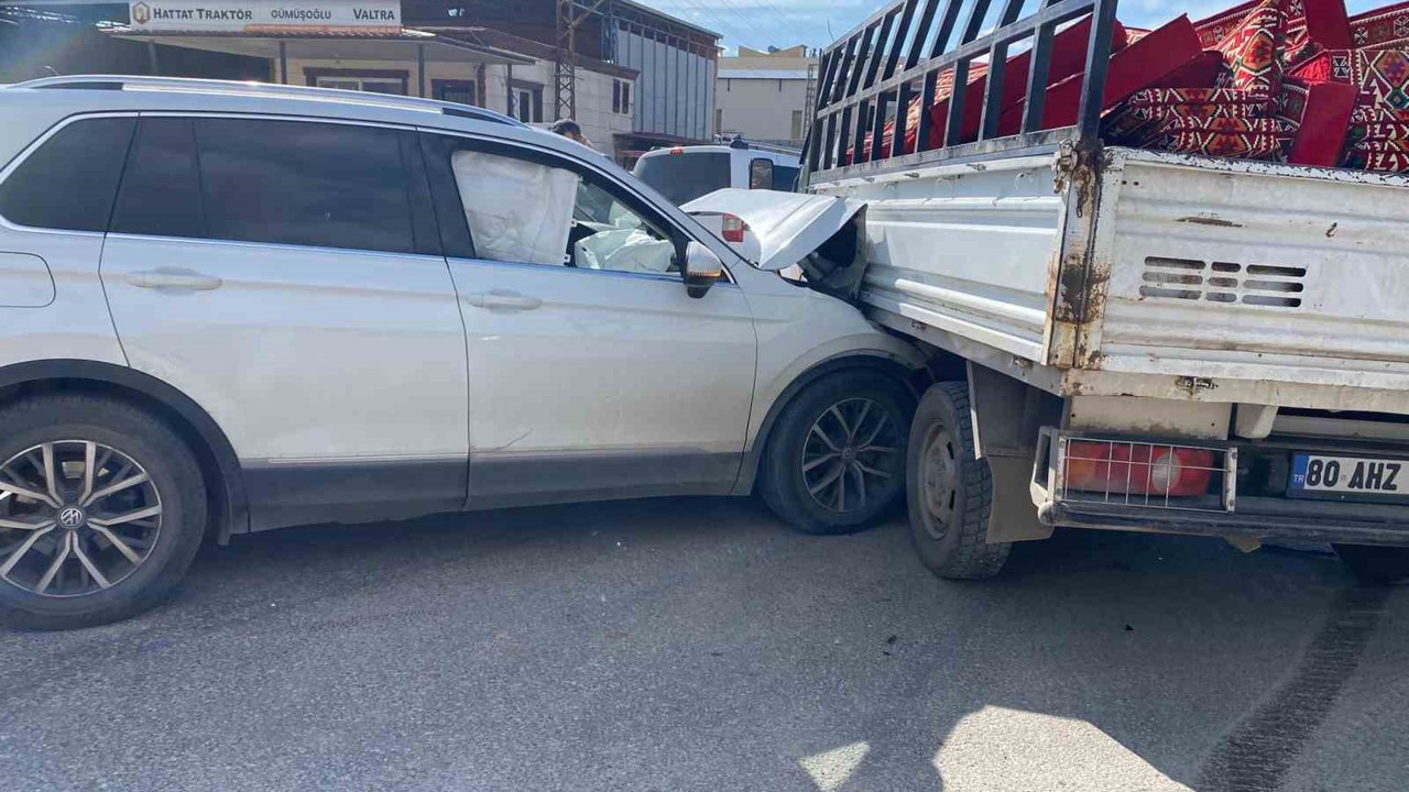 Osmaniye’de otomobil ile pikap çarpıştı 2 yaralı
