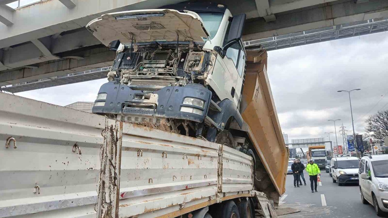 Ankara’da tıra yüklenmiş hafriyat kamyonu üst geçide çarptı

